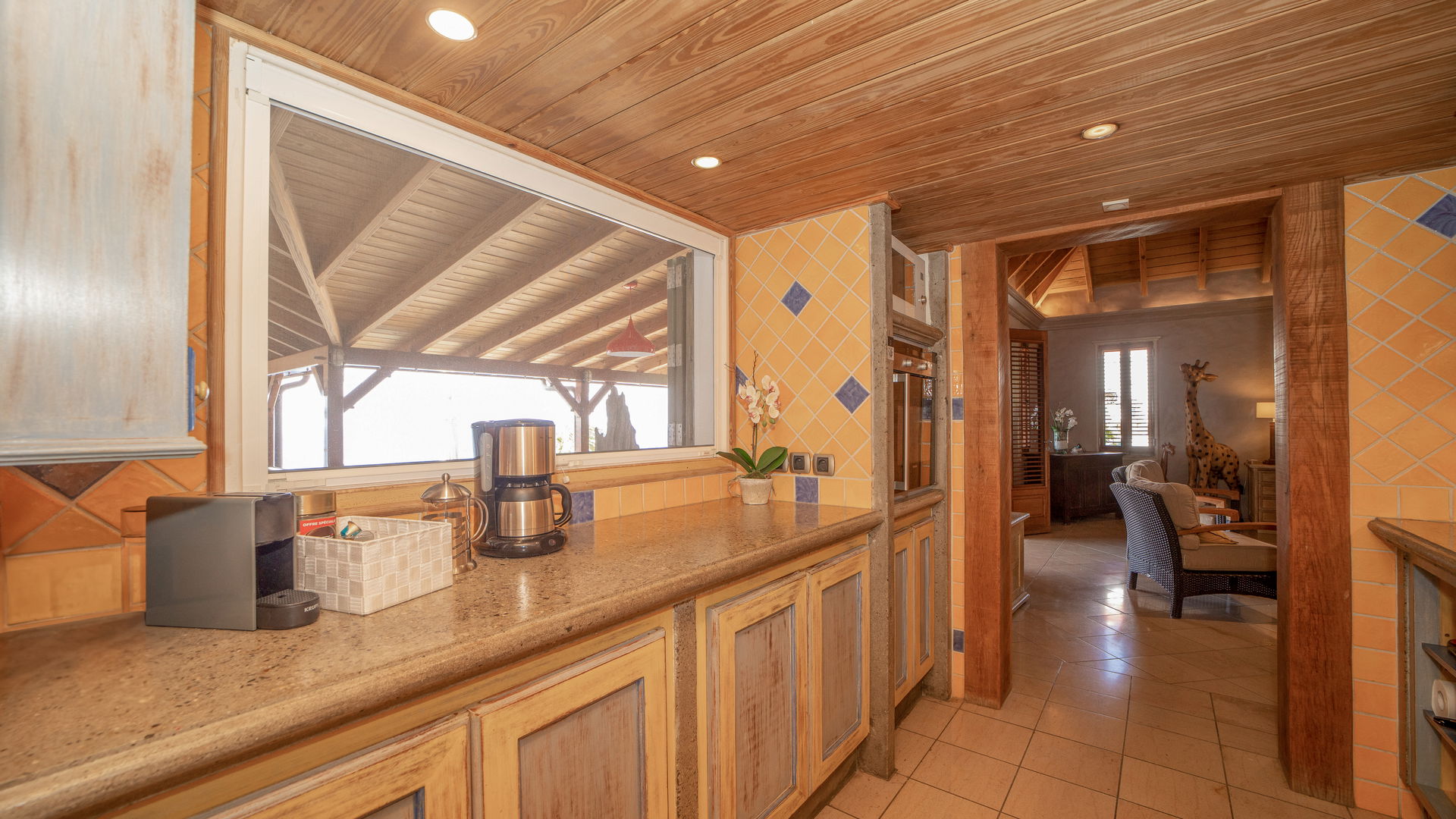 KITCHEN & DINING AREA