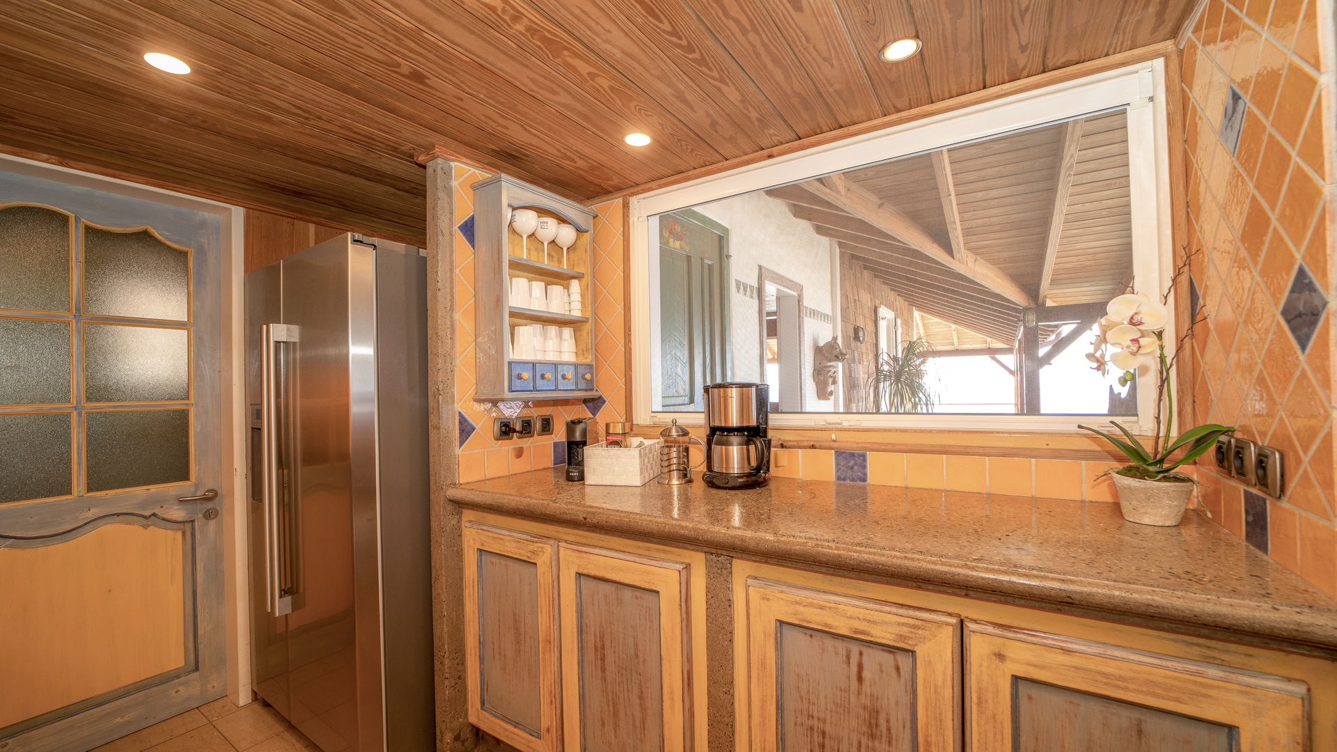 KITCHEN & DINING AREA