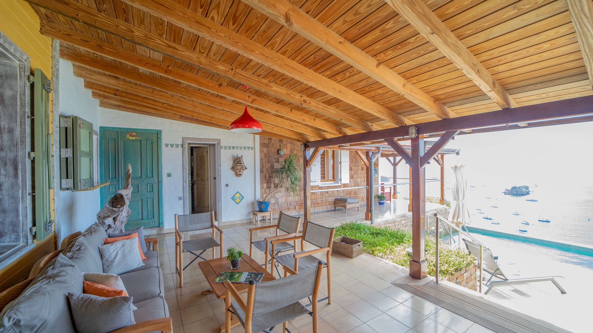 OUTDOOR LOUNGE AREA