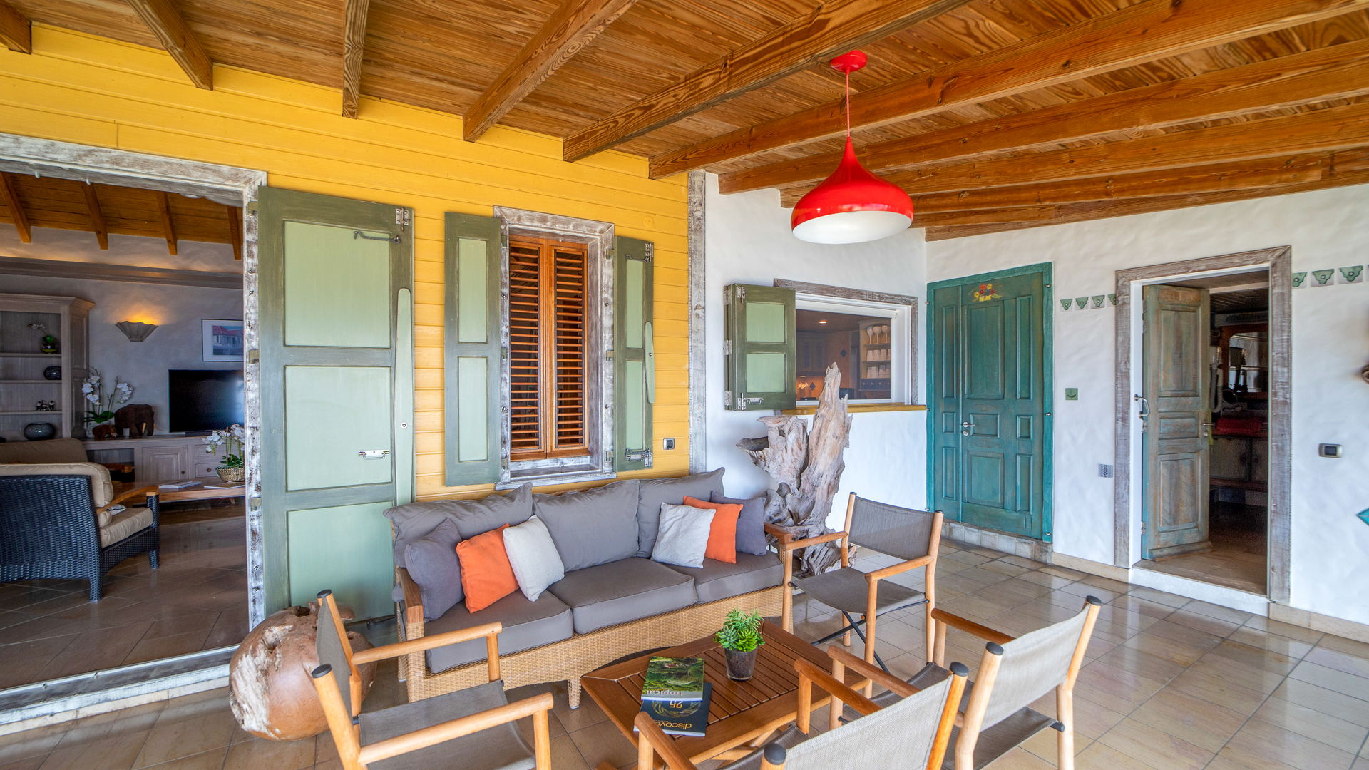 OUTDOOR LOUNGE AREA