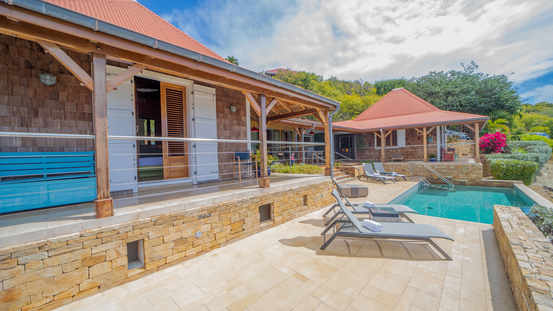 POOL & TERRACE