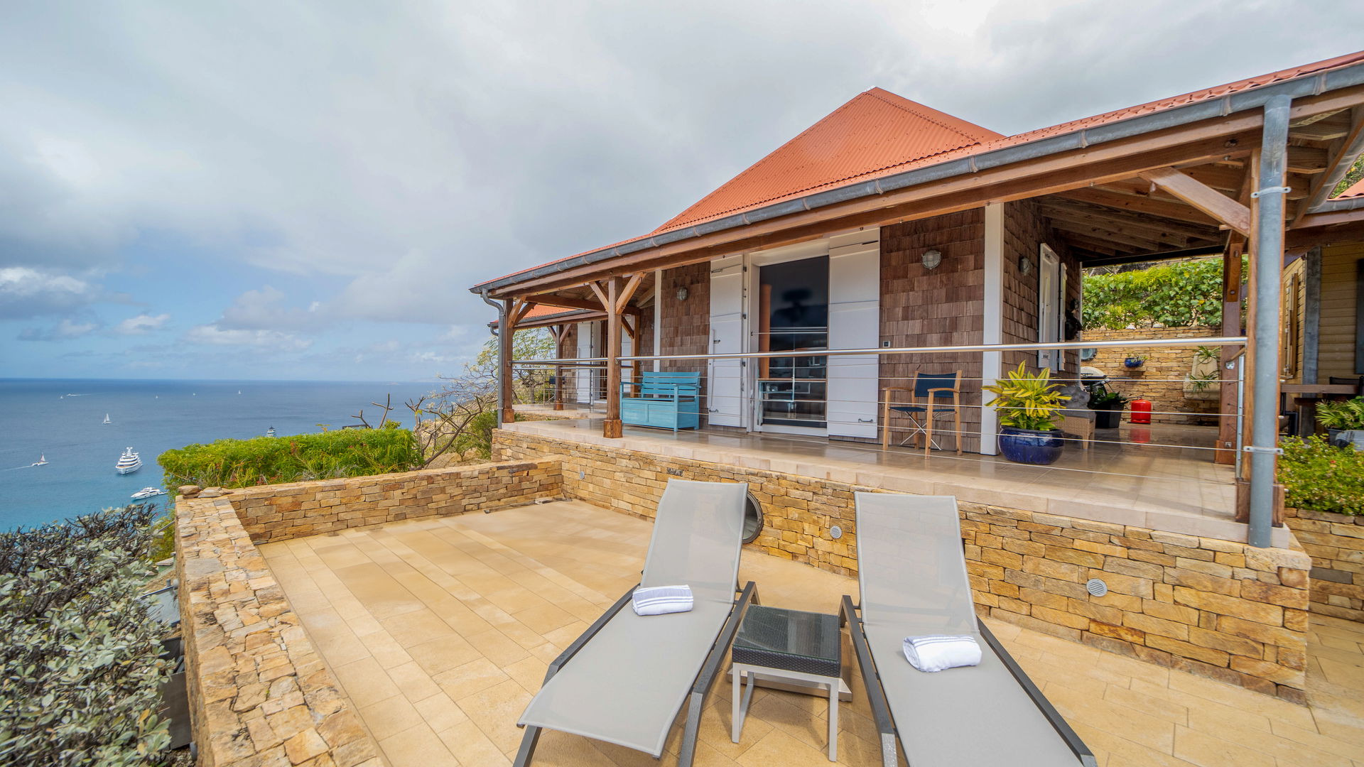 POOL & TERRACE