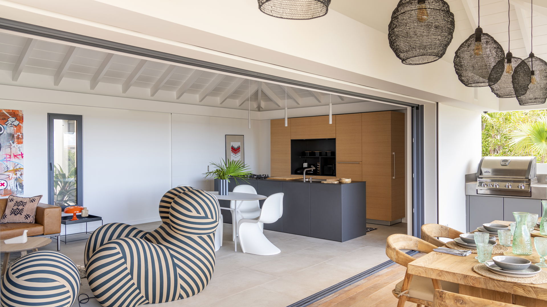 KITCHEN & DINING AREA