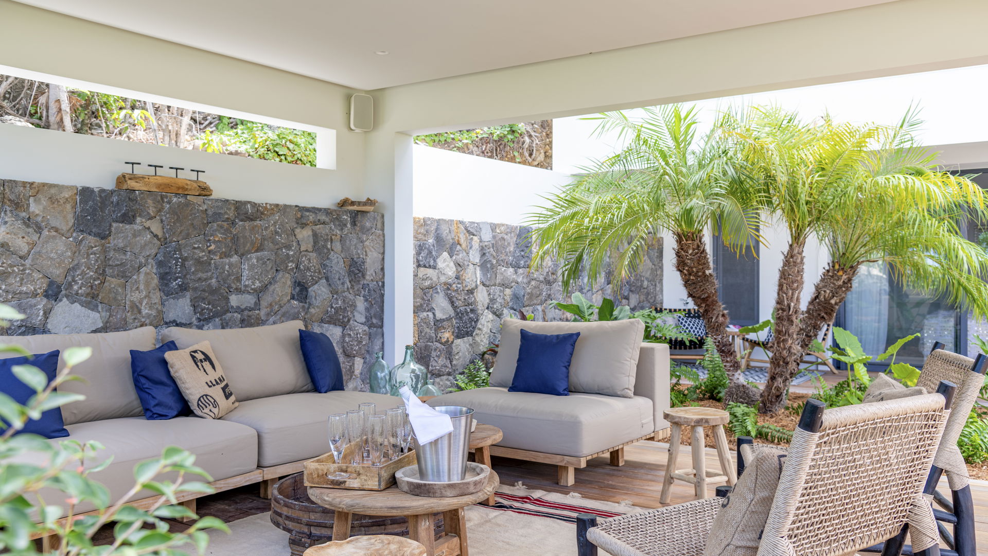 OUTDOOR LOUNGE