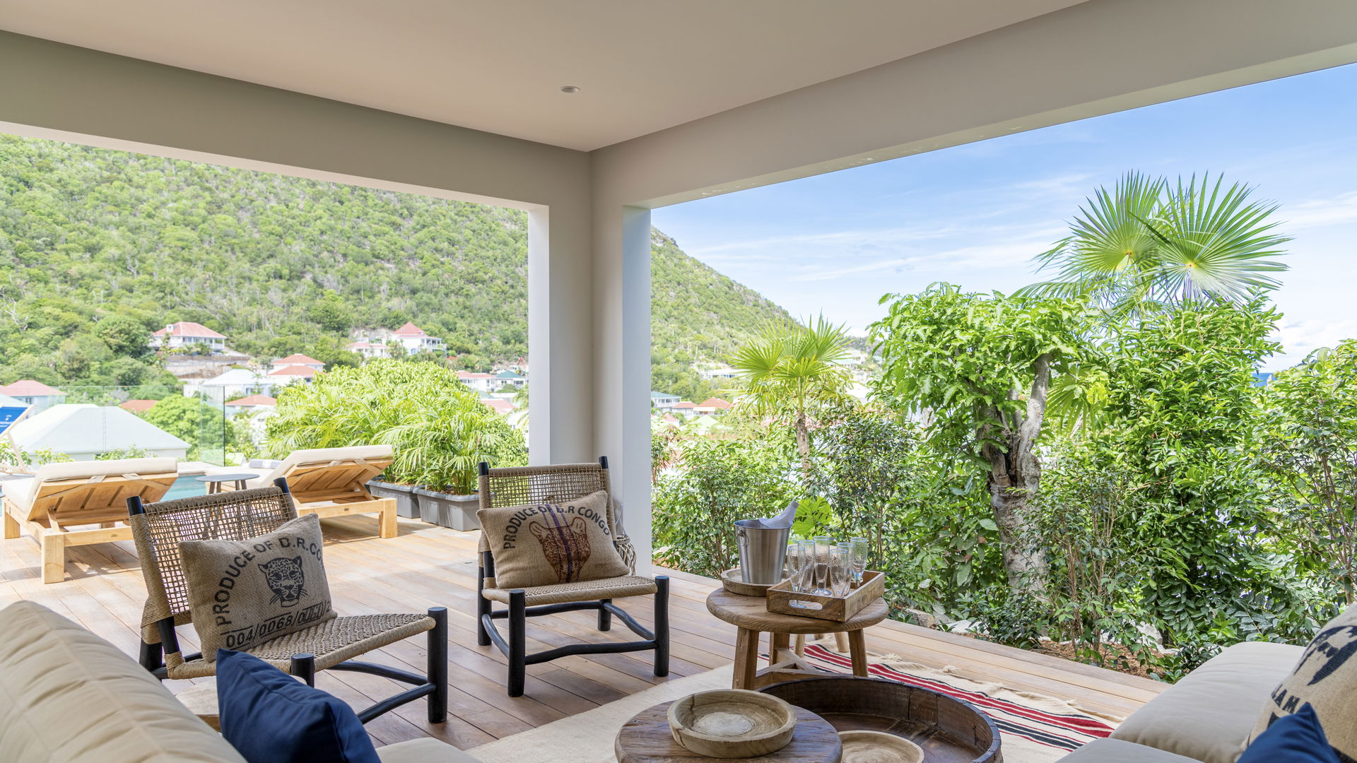 OUTDOOR LOUNGE