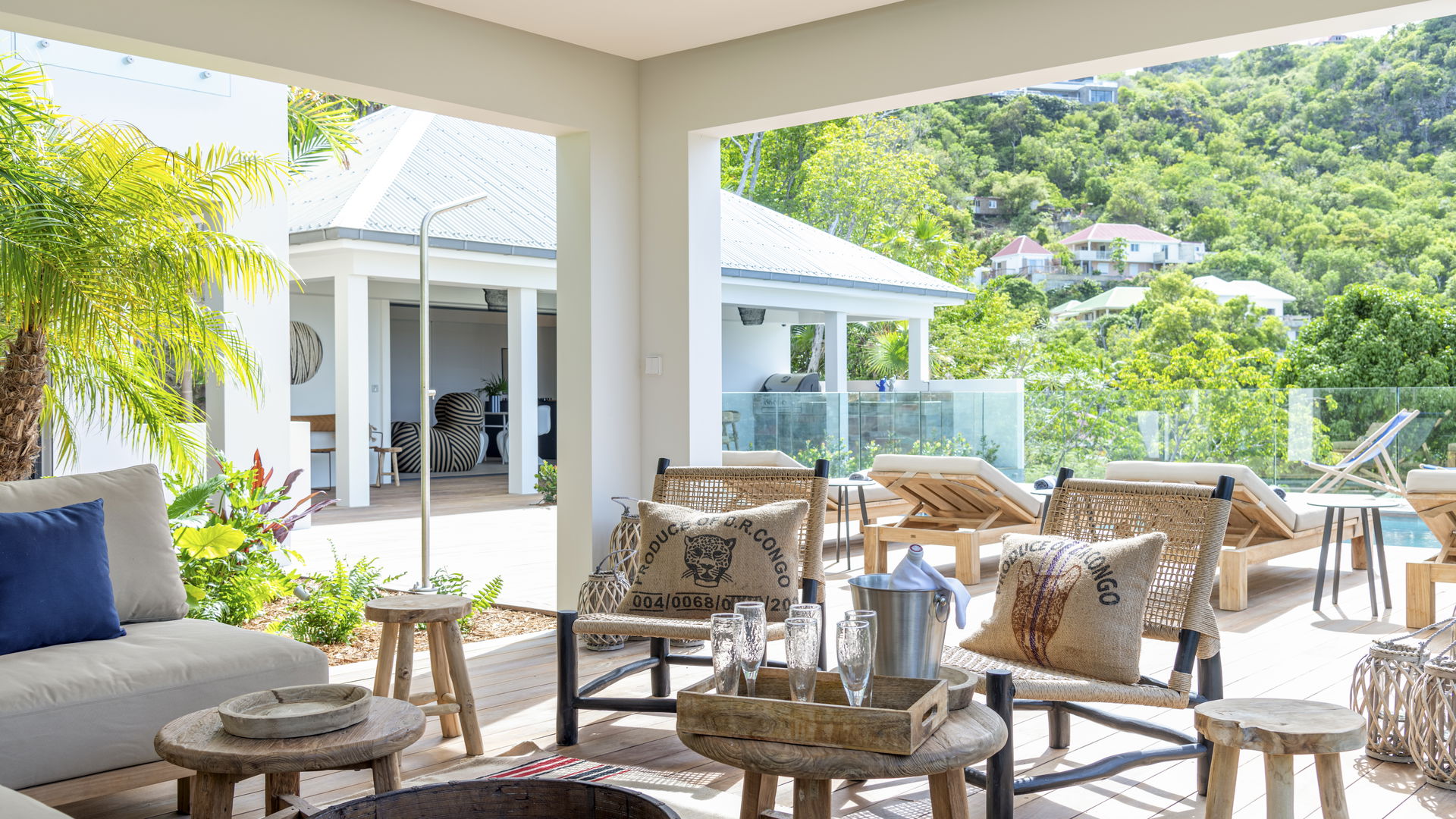 OUTDOOR LOUNGE
