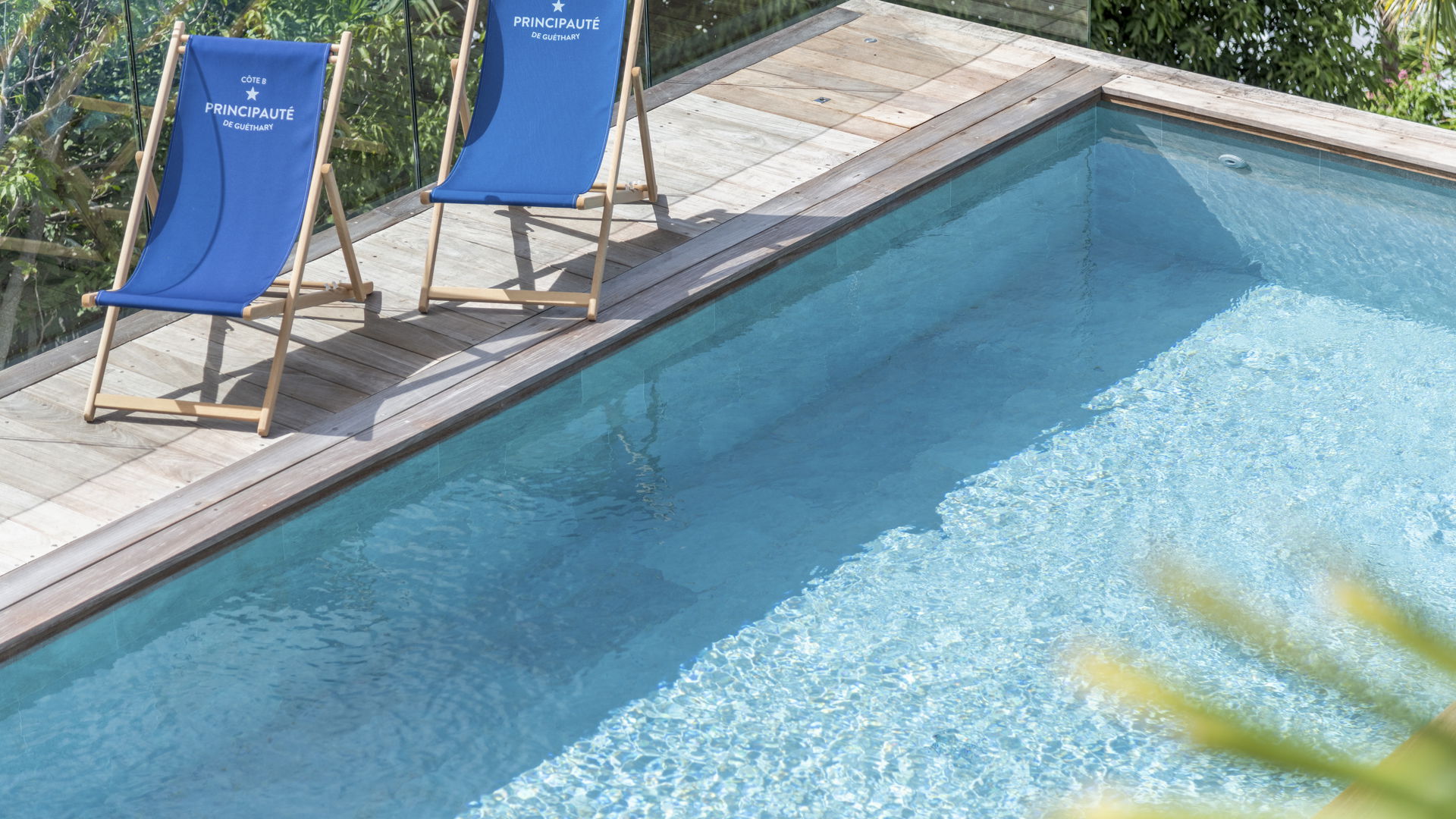 POOL & TERRACE