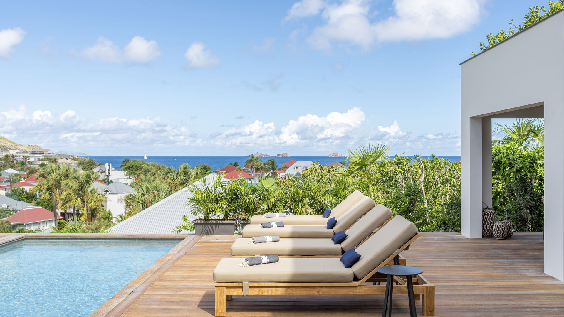 POOL & TERRACE
