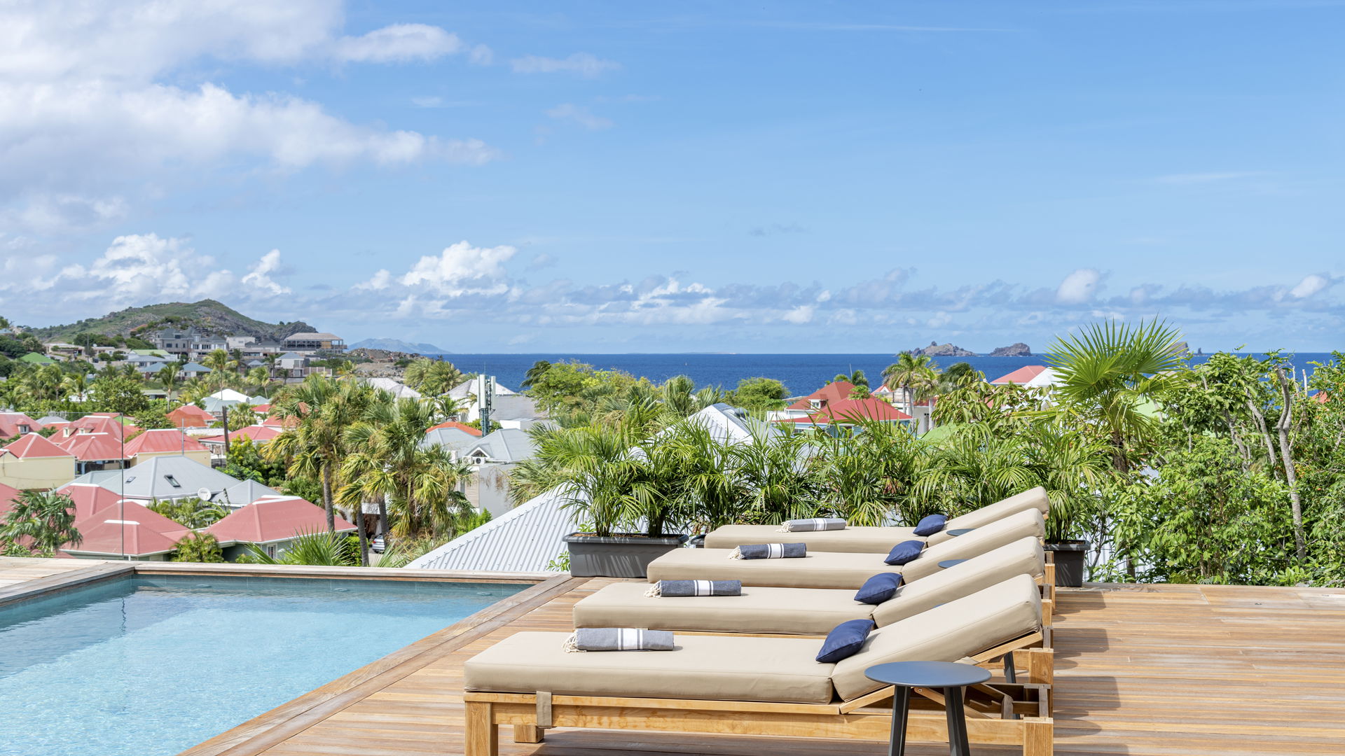 POOL & TERRACE