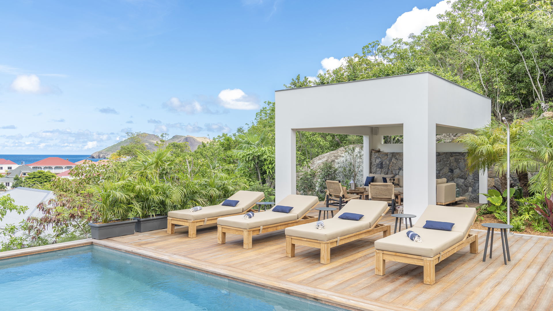 POOL & TERRACE