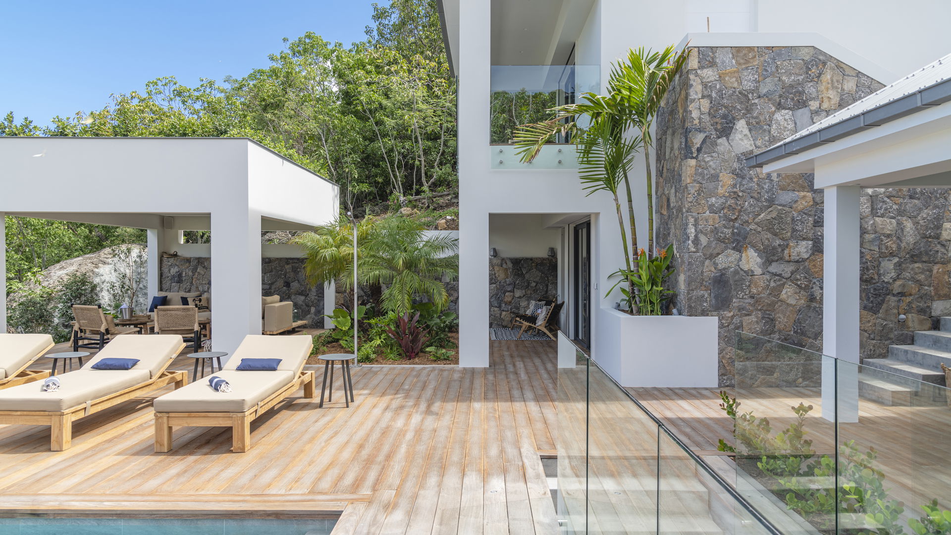 POOL & TERRACE