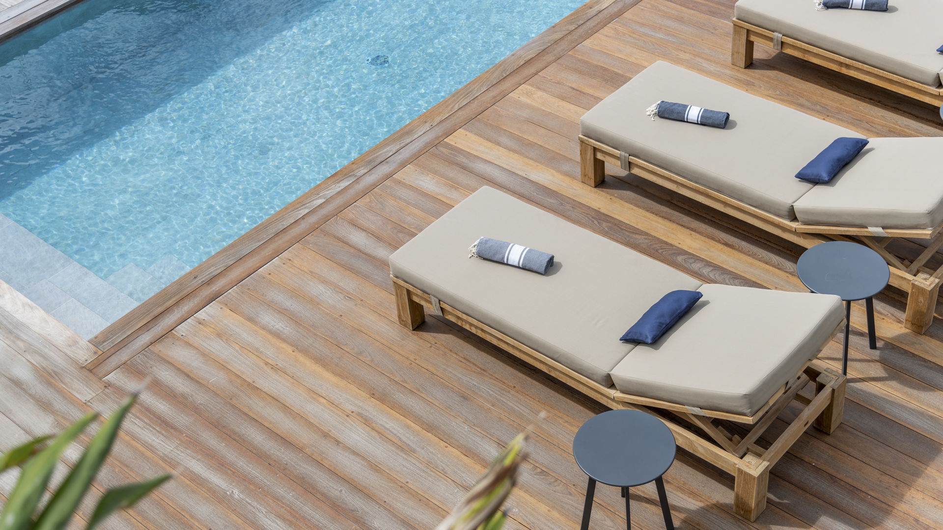POOL & TERRACE