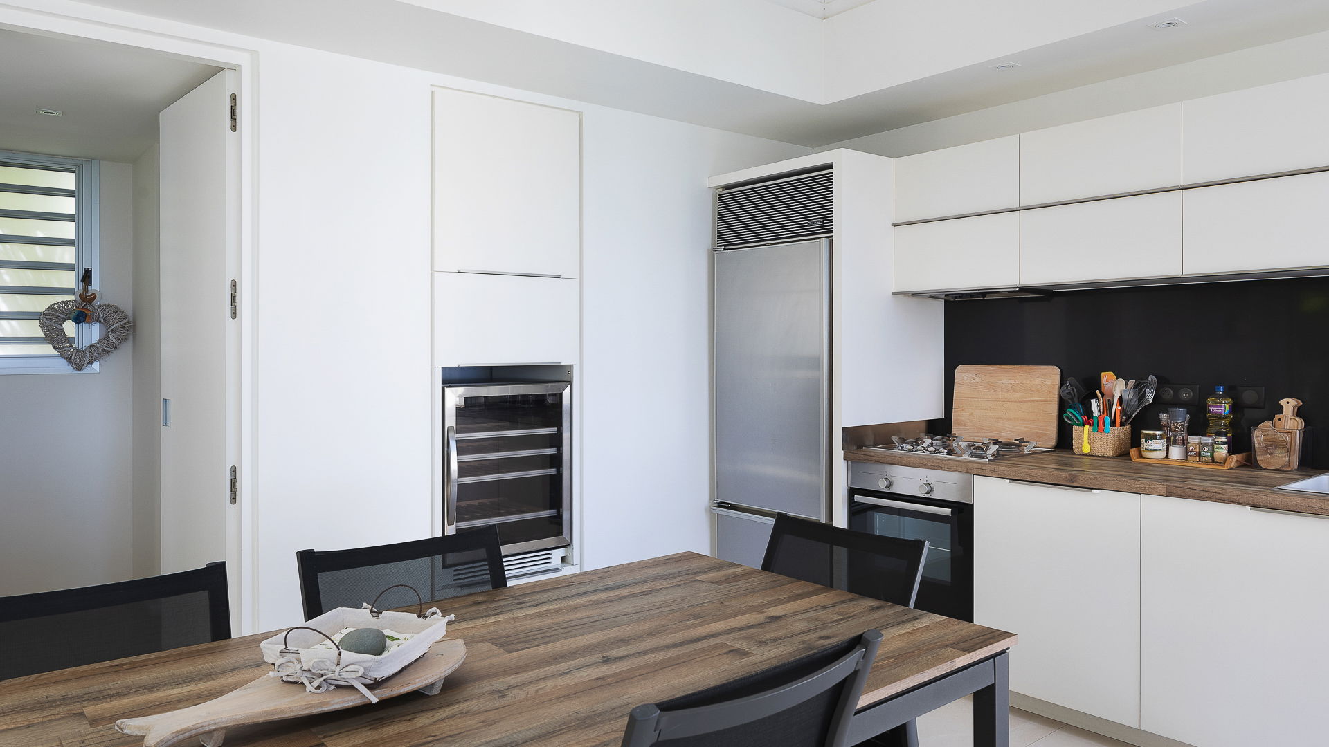 KITCHEN & DINING AREA