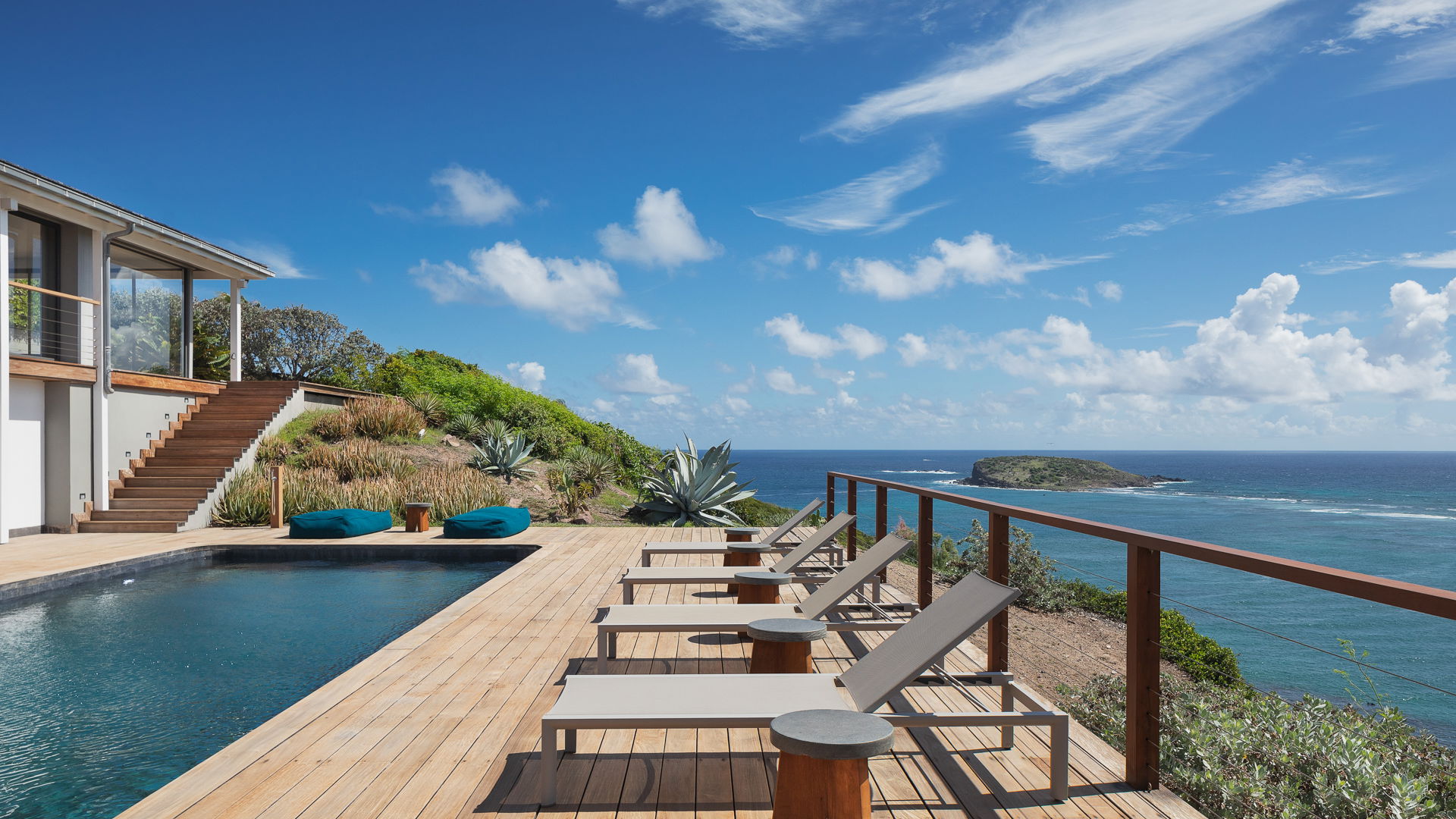 POOL & TERRACE