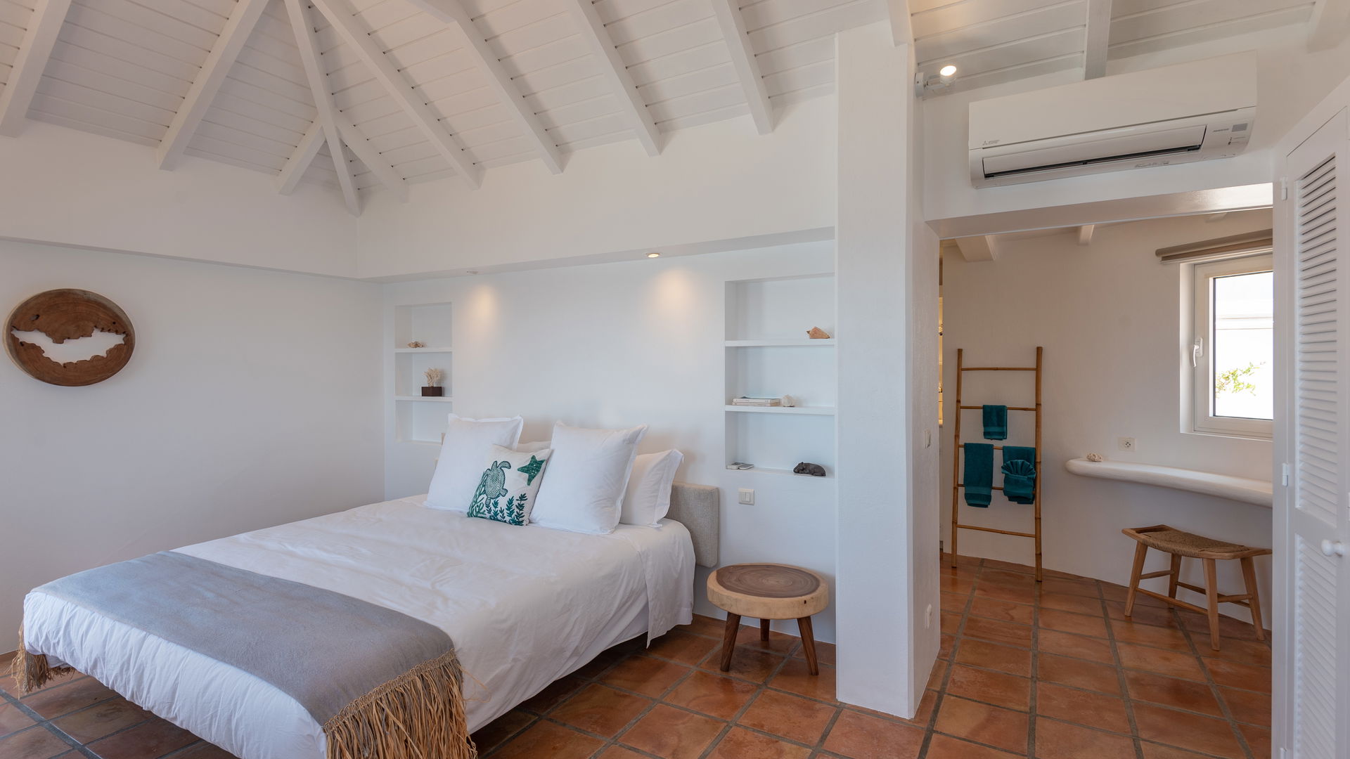 BEDROOM 2