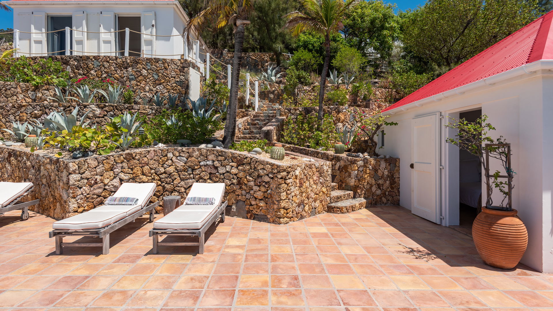 POOL & TERRACE