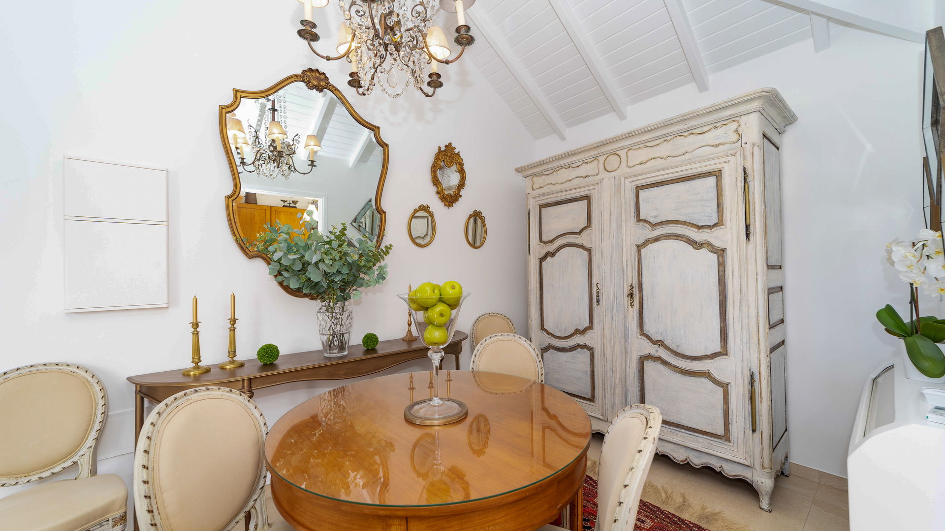 KITCHEN & DINING AREA
