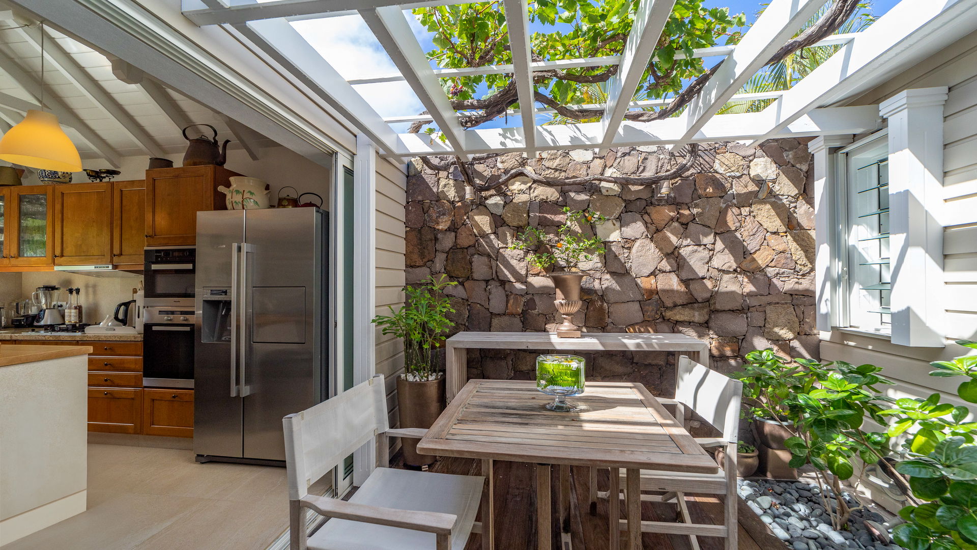 KITCHEN & DINING AREA