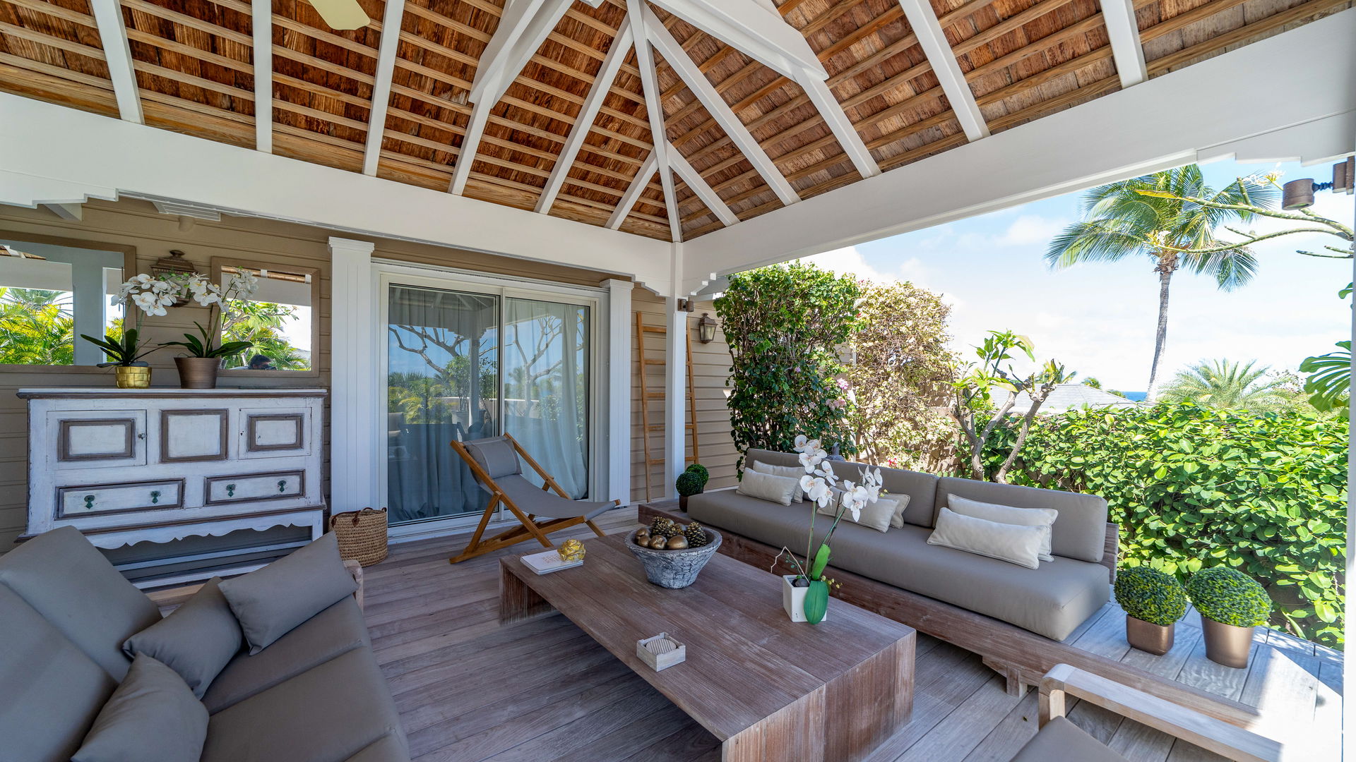 OUTDOOR LOUNGE