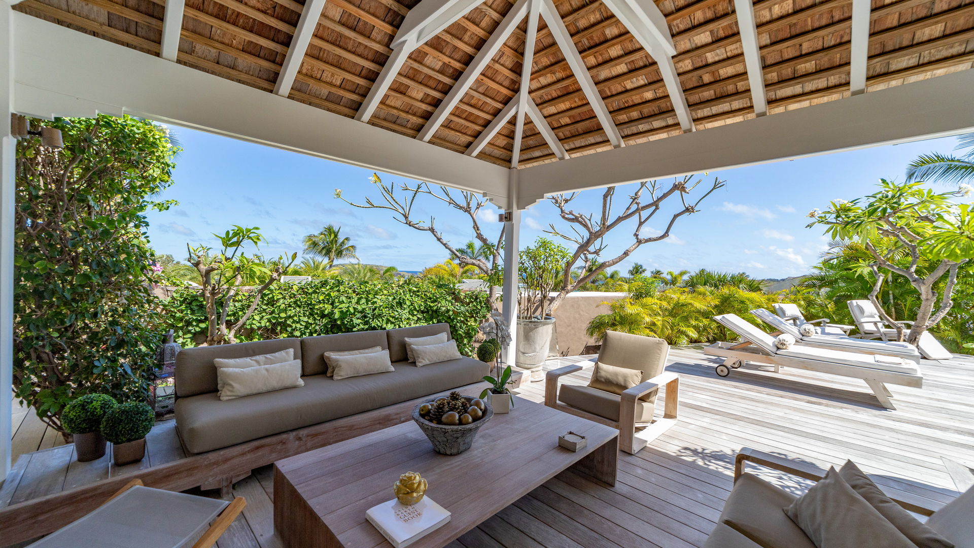 OUTDOOR LOUNGE