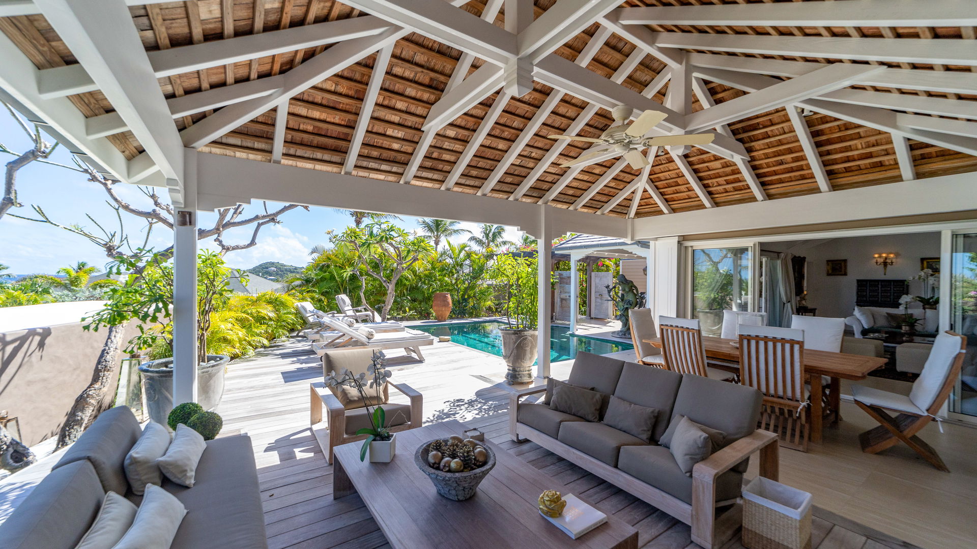 OUTDOOR LOUNGE