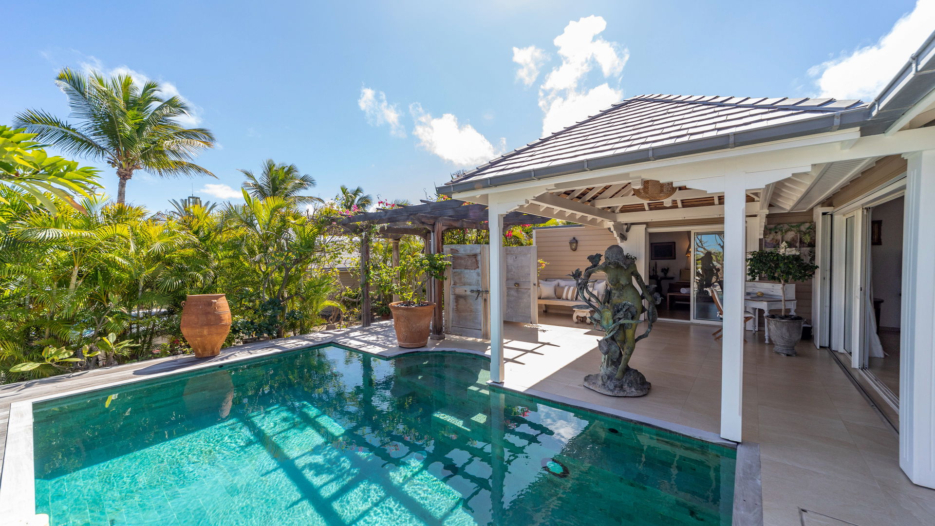 POOL & TERRACE