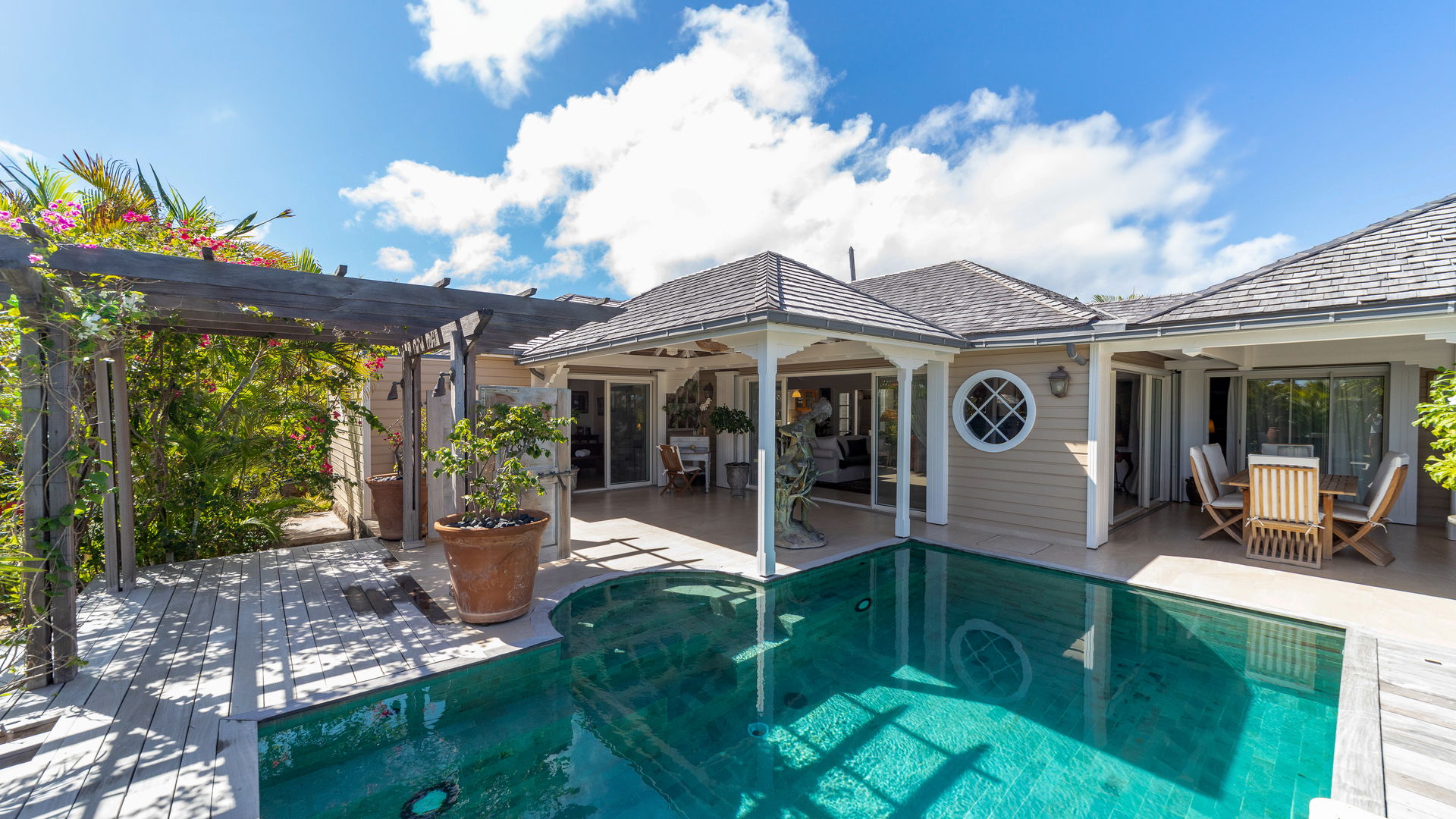 POOL & TERRACE