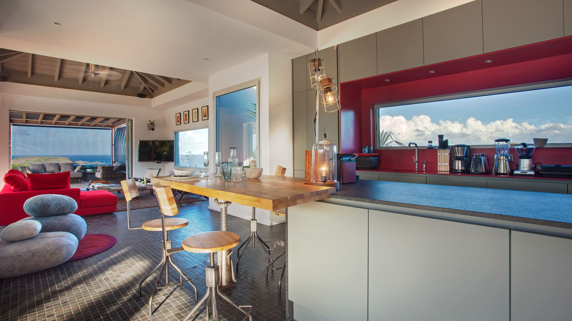 KITCHEN & DINING AREA