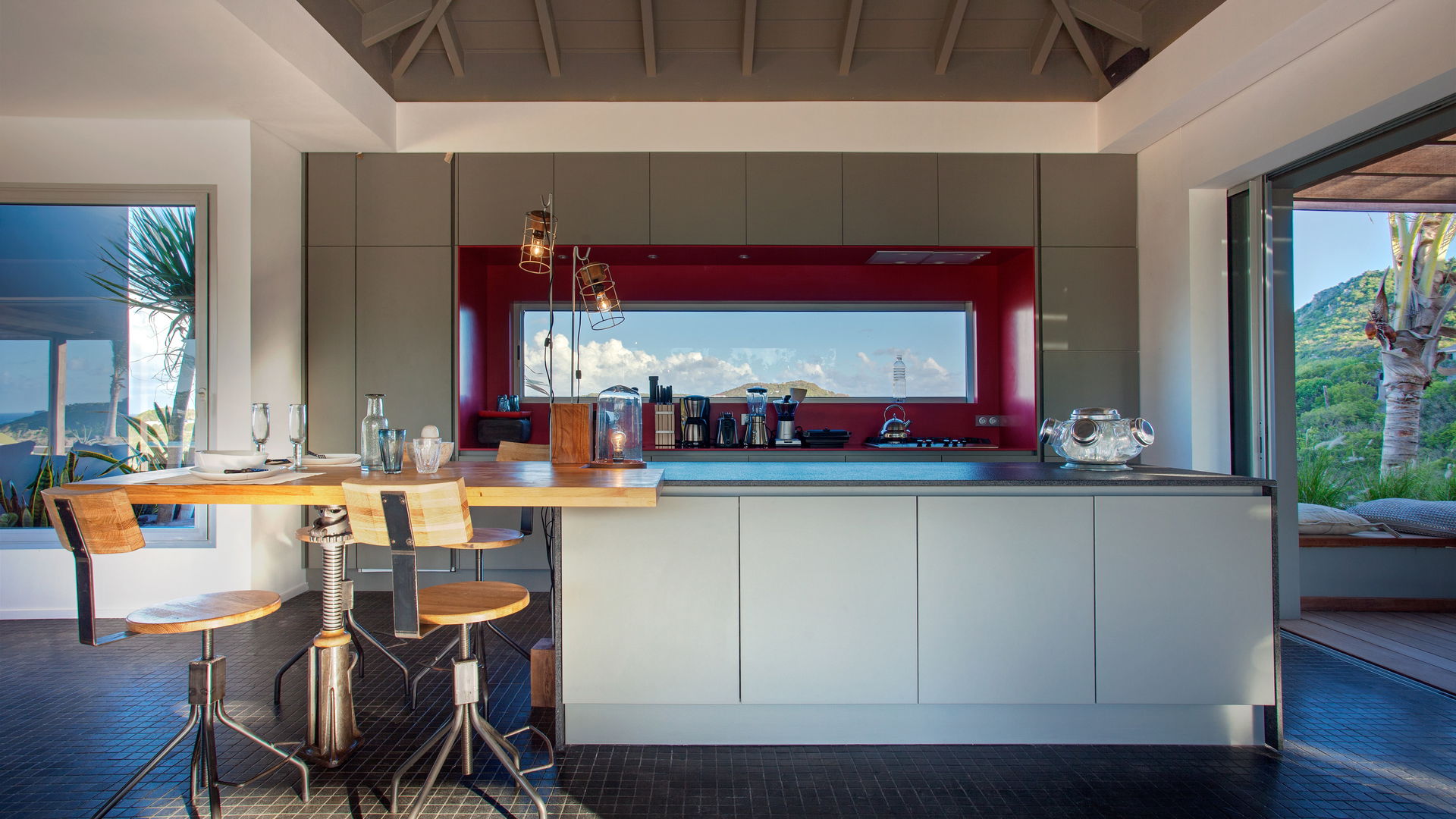 KITCHEN & DINING AREA