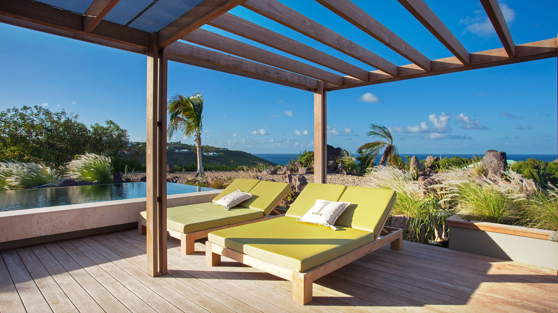 OUTDOOR LOUNGE AREA