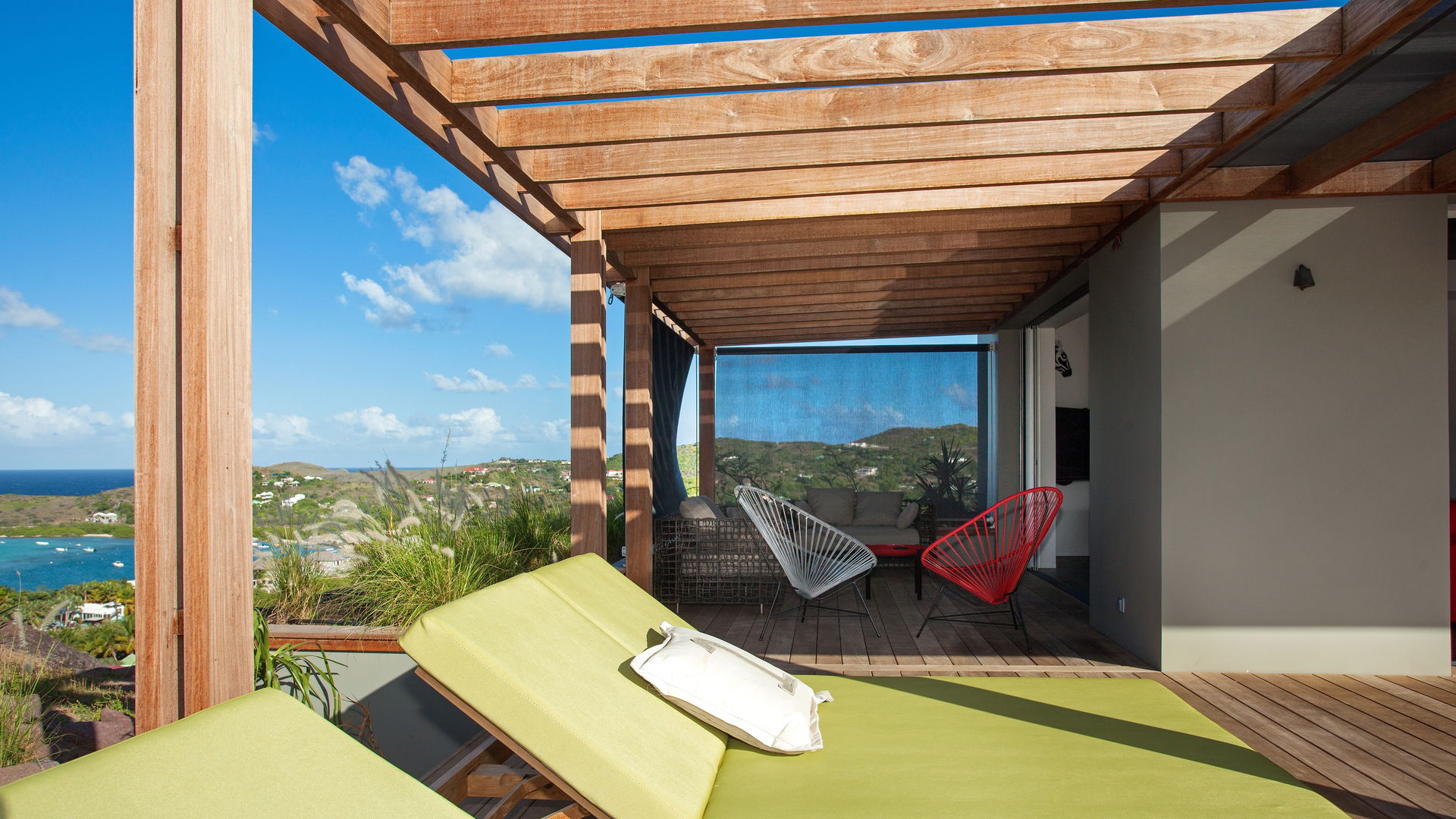 OUTDOOR LOUNGE AREA