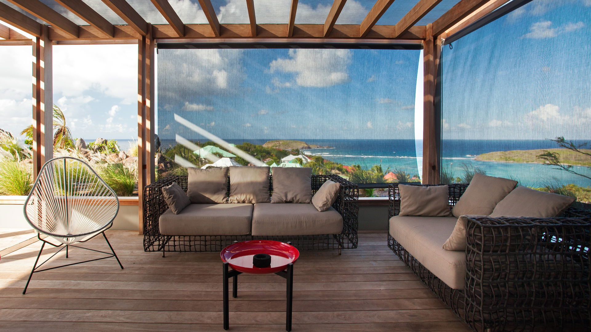 OUTDOOR LOUNGE AREA