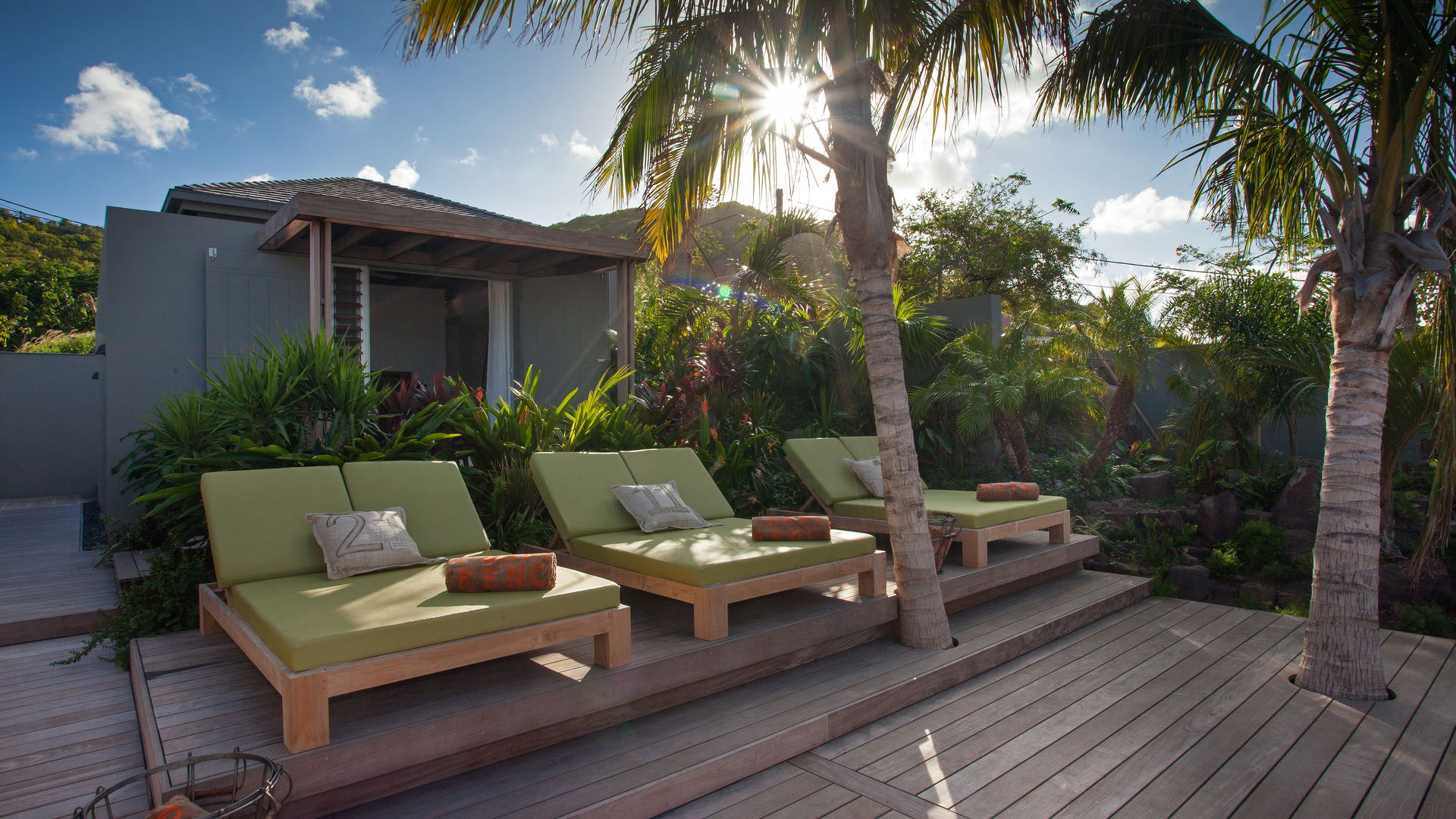 OUTDOOR LOUNGE AREA