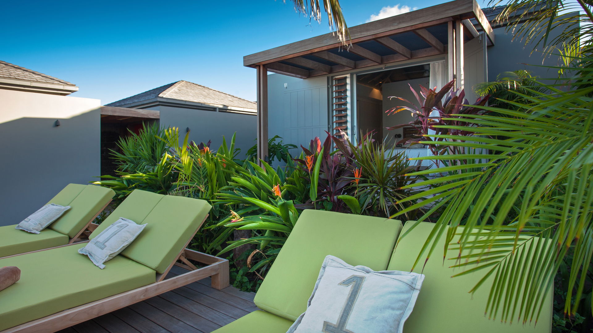 OUTDOOR LOUNGE AREA