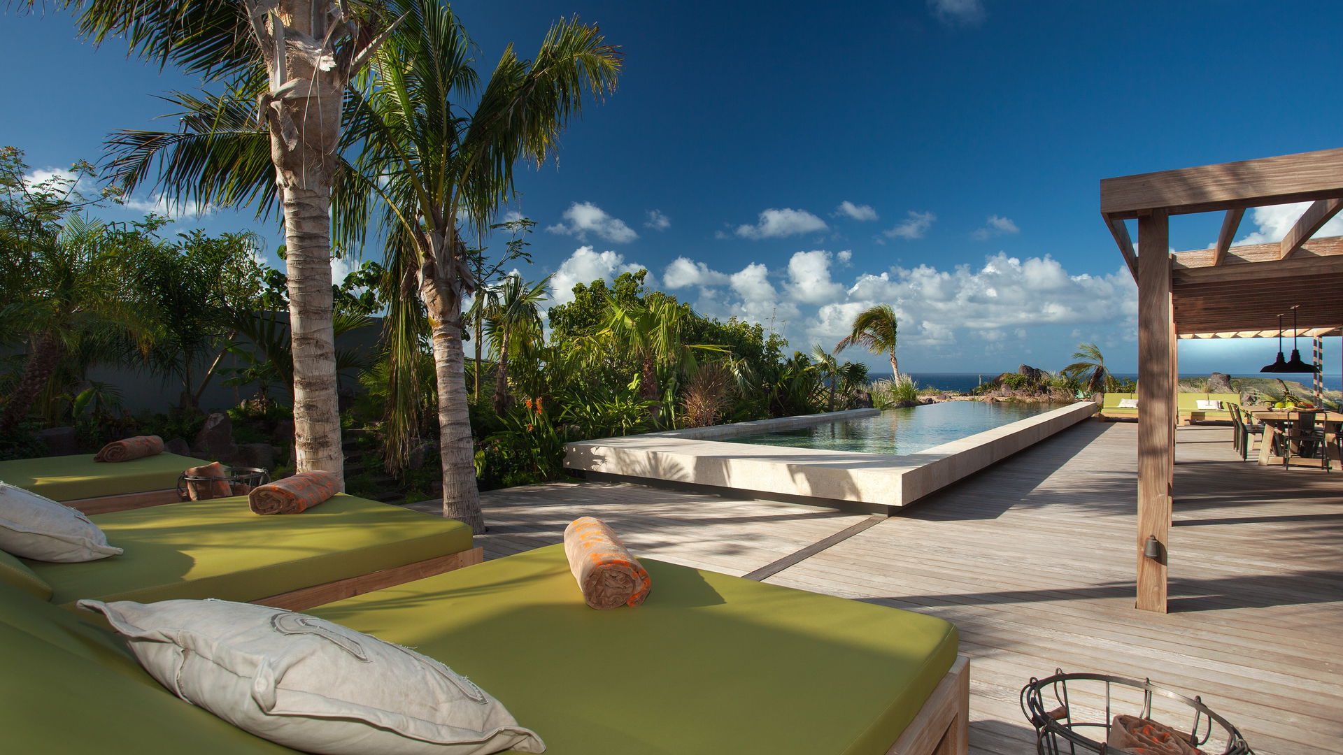 OUTDOOR LOUNGE AREA