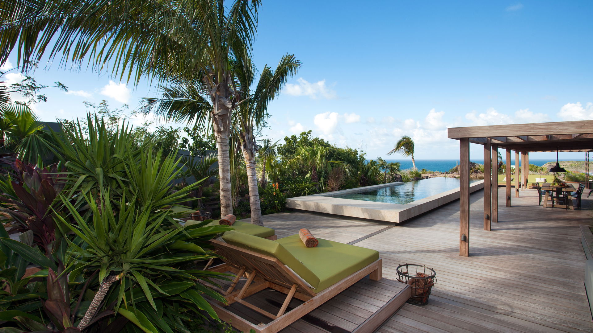 POOL & TERRACE