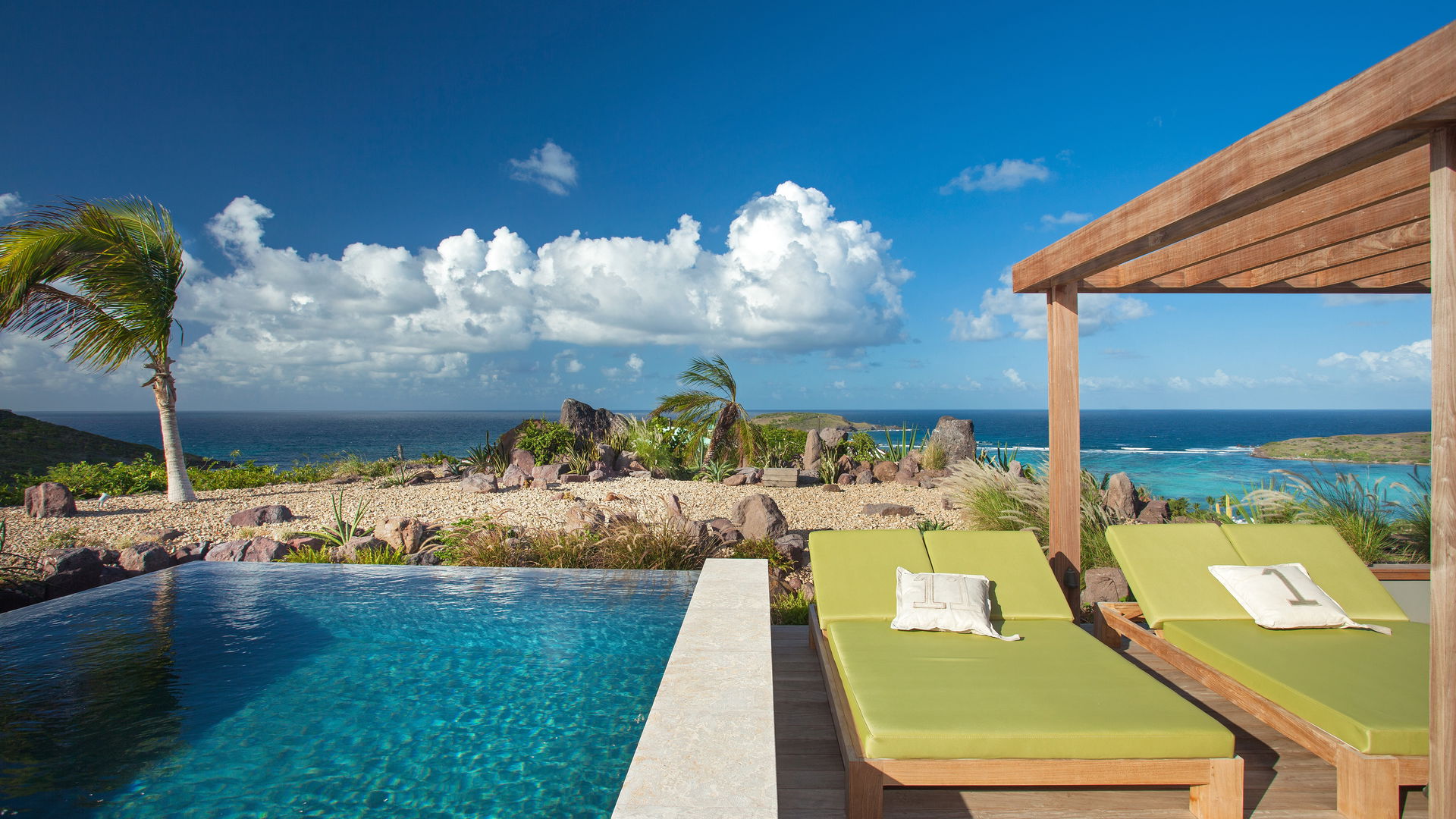 POOL & TERRACE