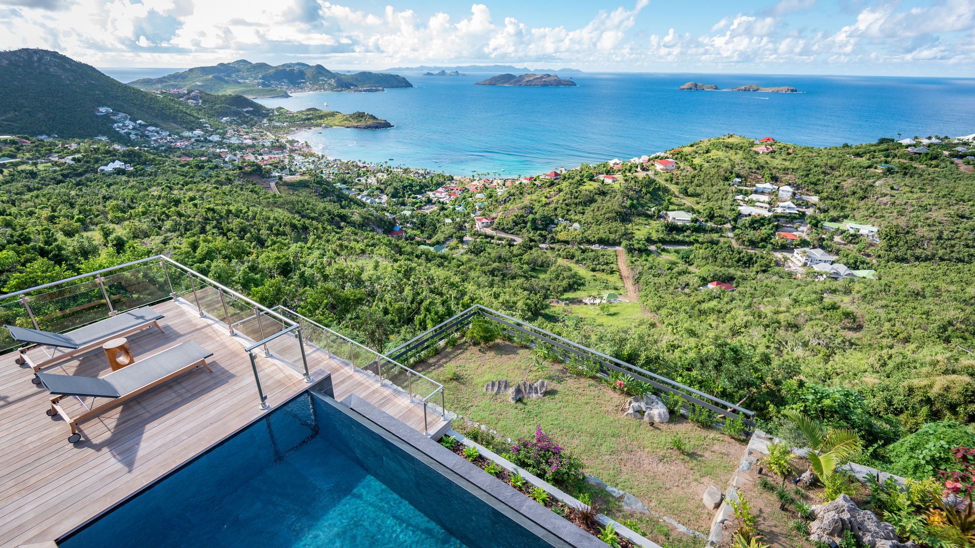 POOL & TERRACE