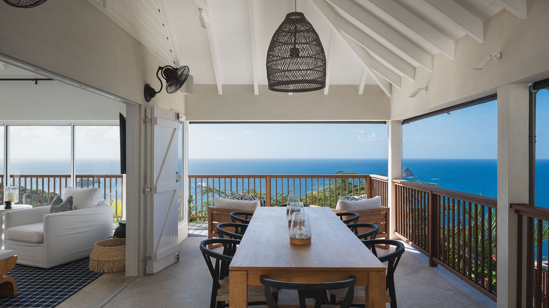 KITCHEN & DINING AREA
