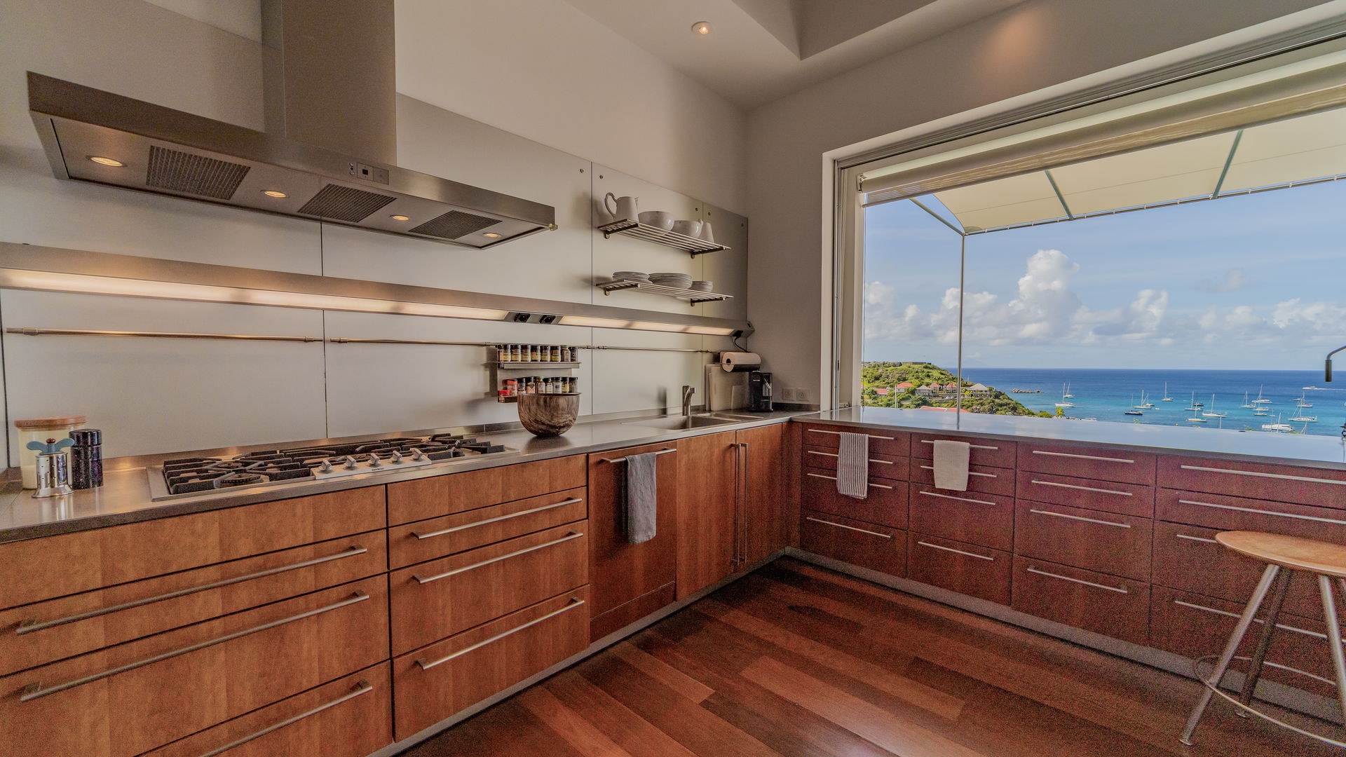 KITCHEN & DINING AREA