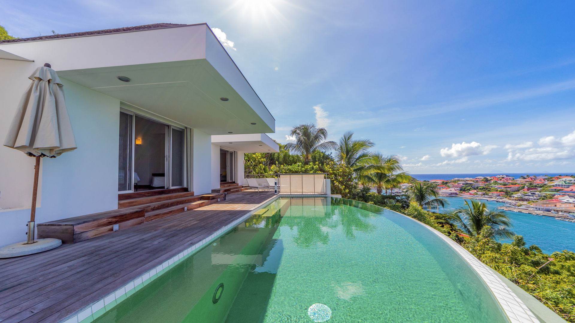 POOL & TERRACE