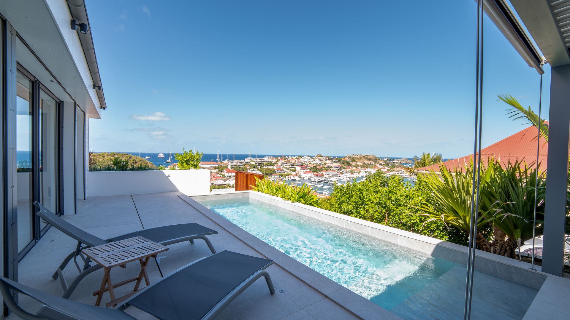 POOL & TERRACE