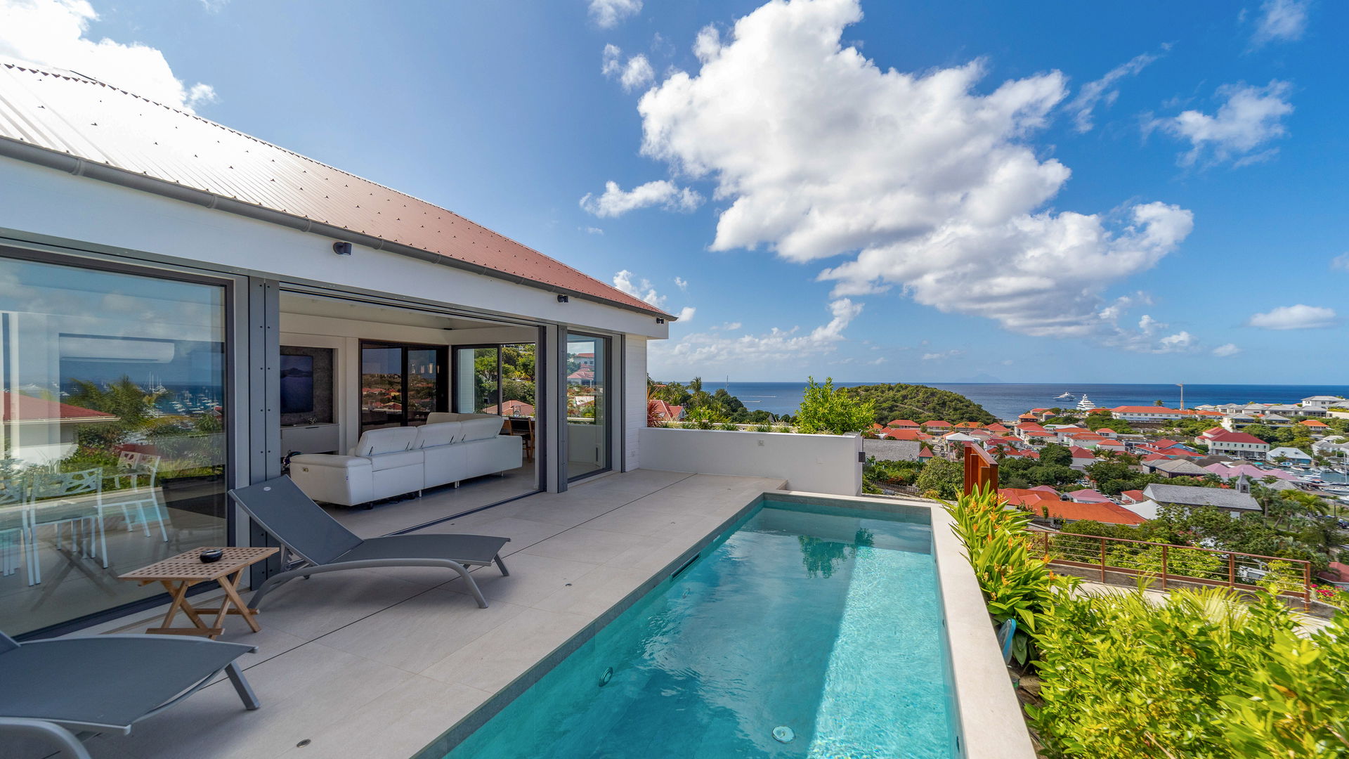POOL & TERRACE