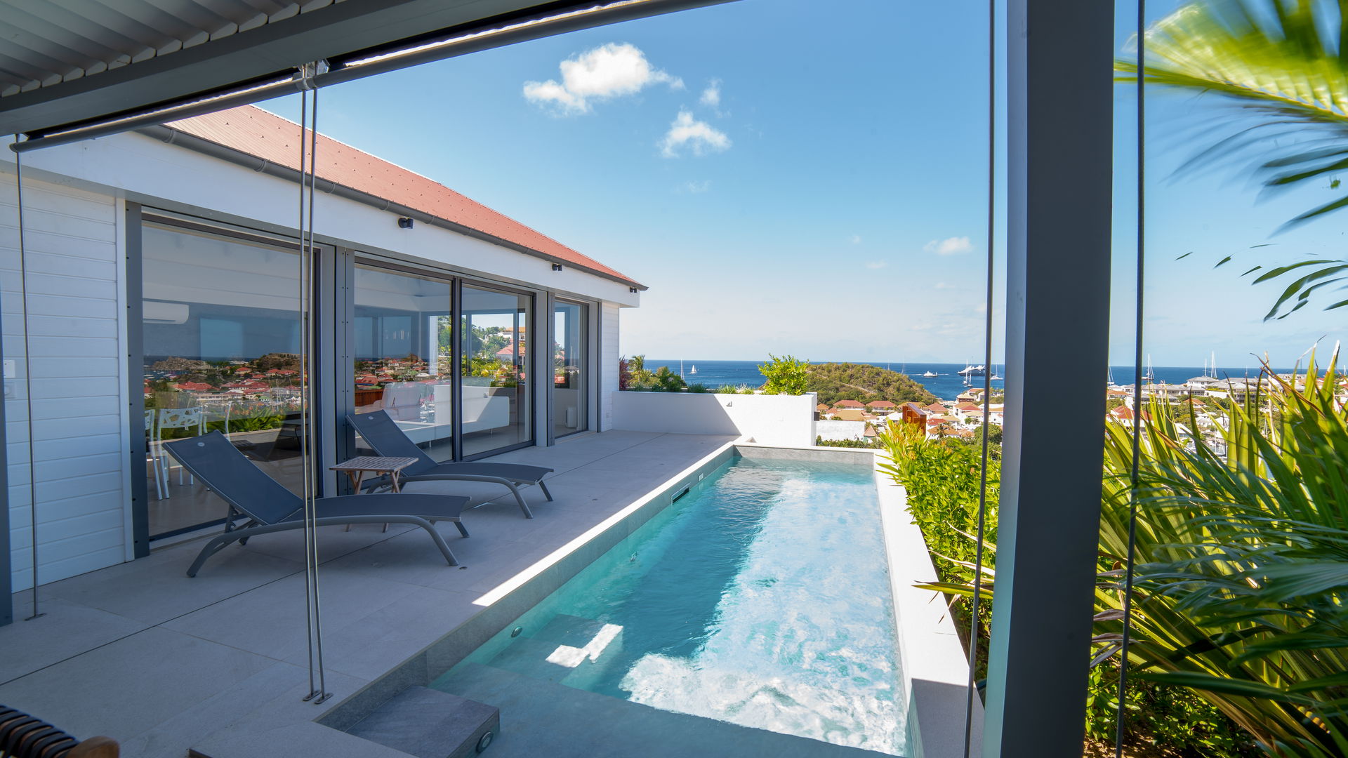 POOL & TERRACE